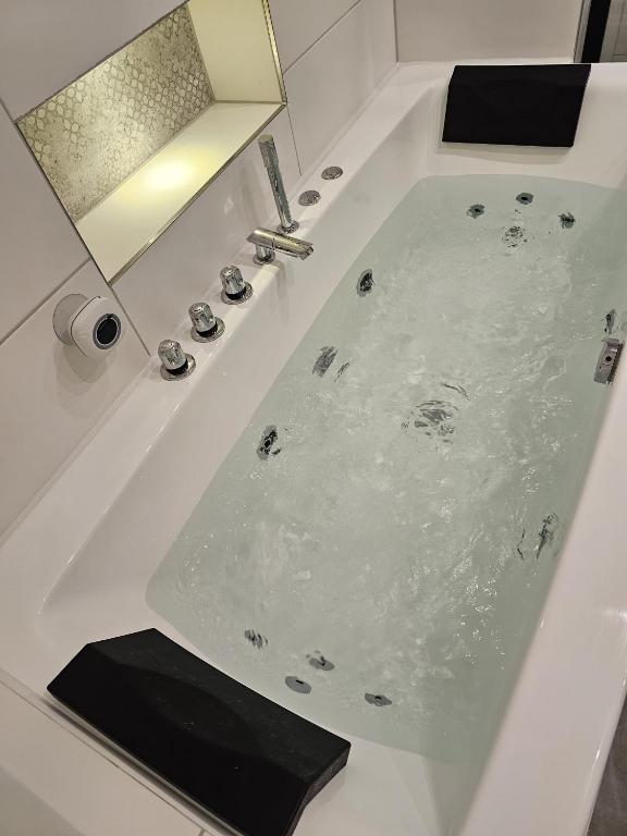 Wellenrauschen mit Whirlpool Badewanne 