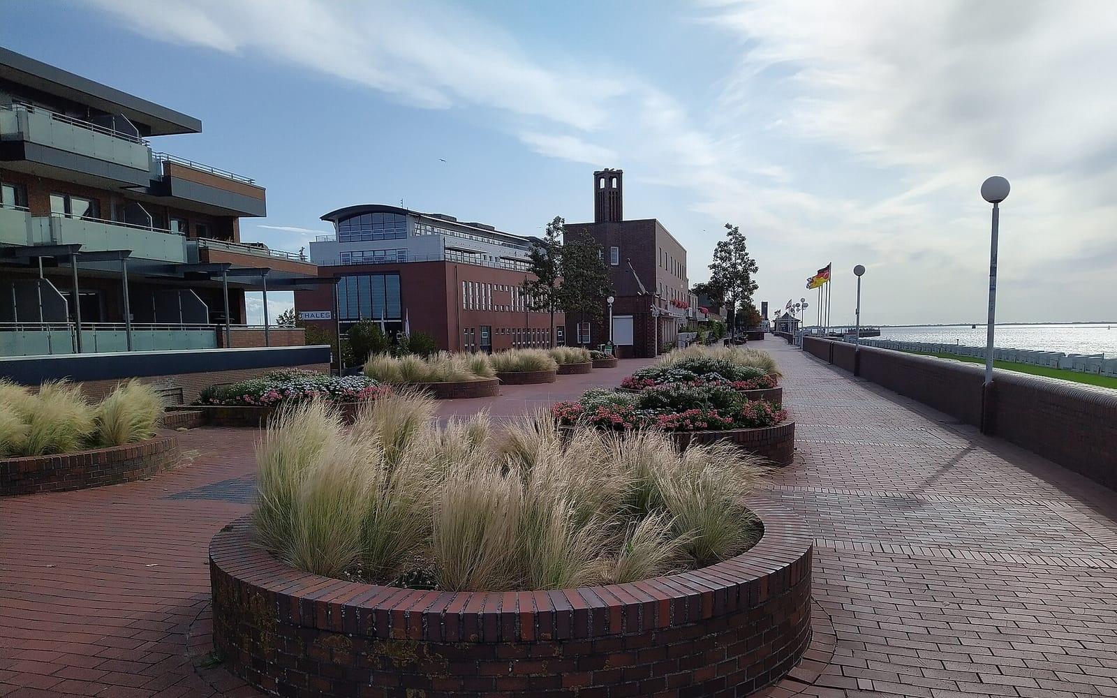Die Südstrandpromenade in Wilhelmshaven am Morgen